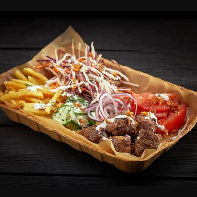 Шаурма на тарелке со свининой в Паприка по цене 590 ₽