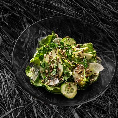 Зелёный салат с яблоком, редькой, брокколи, цукини и разными листьями в пихтовом винегрете в Tunguska по цене 618 ₽