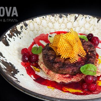 Бифштекс из бобра с клюквой в Drova по цене 940 ₽