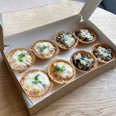 Фудбокс Ассорти жюльенов жюльенов с грибами, сыром и индейкой в 11/47 Bakery по цене 1345 ₽