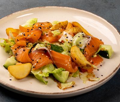 Салат с лососем гравлакс в Uno - завтраки весь день по цене 799 ₽