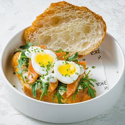 Круассан с лососем, сливочным сыром, яйцом всмятку и сливочным соусом в Сказка. Еда и вино по цене 840 ₽