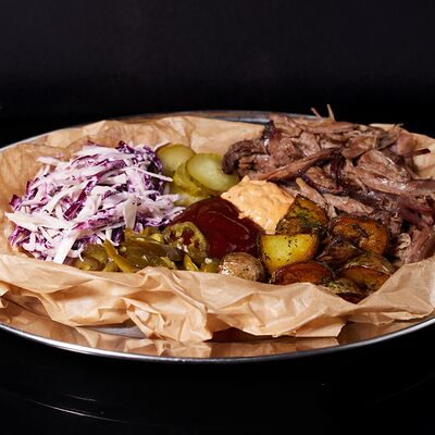 Копченая свинина на тарелке в Heimbrauer по цене 620 ₽