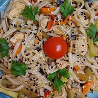 Удон с овощами и курицей в Осетринка