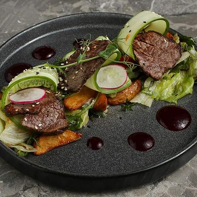 Салат Теплый с говядиной в FRIENDLOUNGE по цене 690 ₽