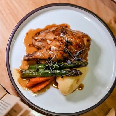 Цыпленок в соусе демиглас в Библиотека по цене 950 ₽