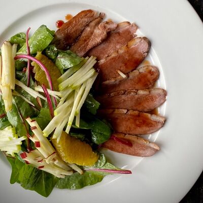 Салат из утиной грудки с цитрусовыми в Wine room gallery по цене 780 ₽