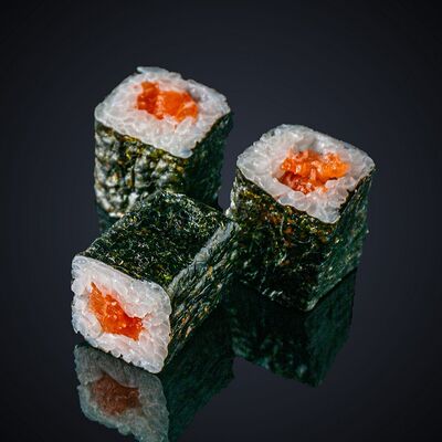 Маки с лососем в Уми Суши по цене 379 ₽
