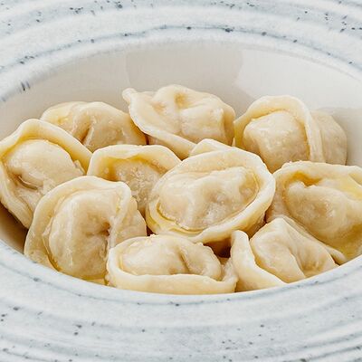 Пельмени с курицей в Чили пицца по цене 400 ₽