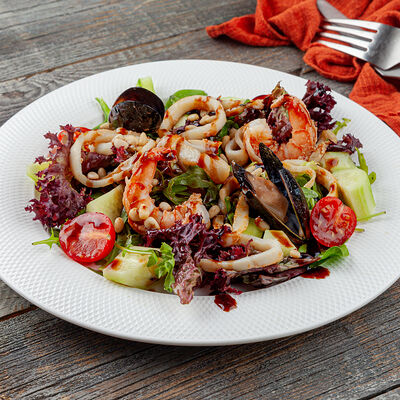 Тёплый салат с морепродуктами в Трапезная по цене 730 ₽