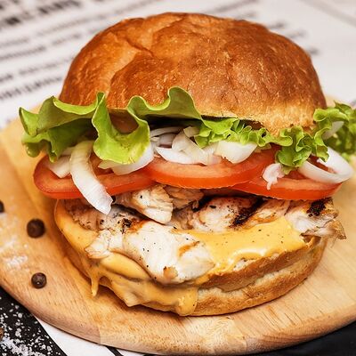 Бургер Чикен гриль в МЯСО ЕСТЬ по цене 470 ₽