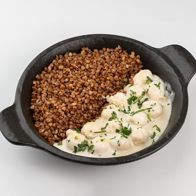 Фрикадельки в сливочно-перечном соусе с гречкой в IPPIN - Fusion Panasia по цене 415 ₽