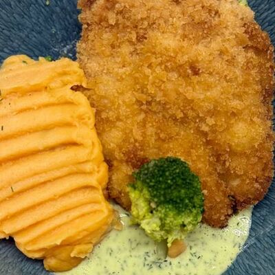 Шницель с пюре из батата в Yosera по цене 500 ₽