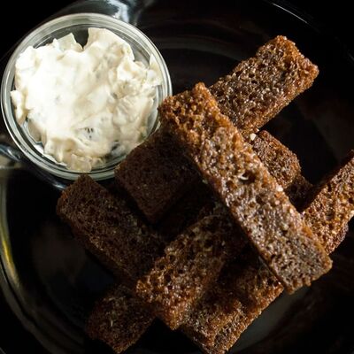 Гренки с соусом тартар в Одно мясо по цене 250 ₽