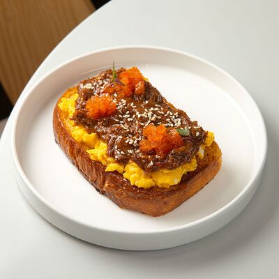 Бриошь со скремблом и говядиной в чёрном перце в Forest по цене 830 ₽