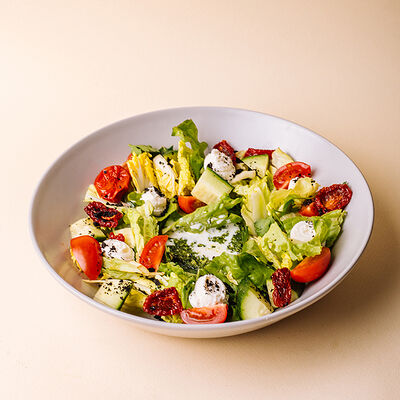 Салат овощной с рикоттой и вялеными томатами в Трай по цене 552 ₽