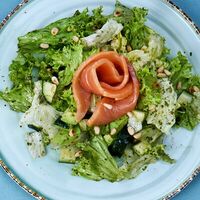 Салат с лососем и авокадо в Сильви