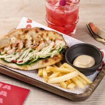 Бургер с креветками, фри и соусв Mostra по цене 760 ₽