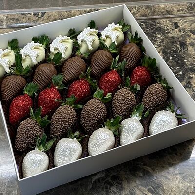 Клубника в шоколаде в коробке rr красные блестки (25 шт) в Allowberry по цене 6200 ₽