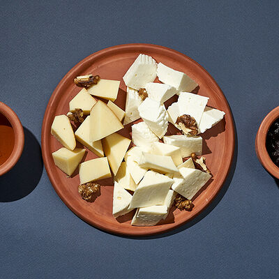 Сырная тарелка в Хачапури и Вино по цене 630 ₽