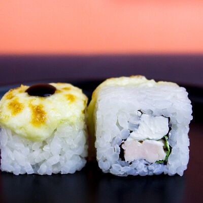 Сырный с курицей в SushiShark по цене 380 ₽
