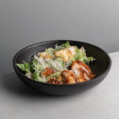 Салат с цыпленком, заправленный соусом из балтийских шпрот в Великие по цене 828 ₽