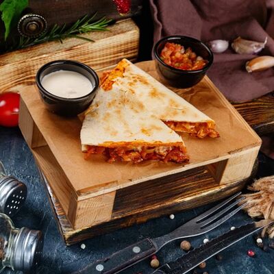 Кесадилья Beef Сырная в Deus Burgers Tako & Burrito Premium по цене 690 ₽