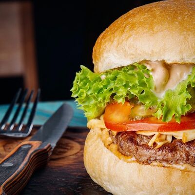Бургер Bro в Friends & Burgers по цене 890 ₽