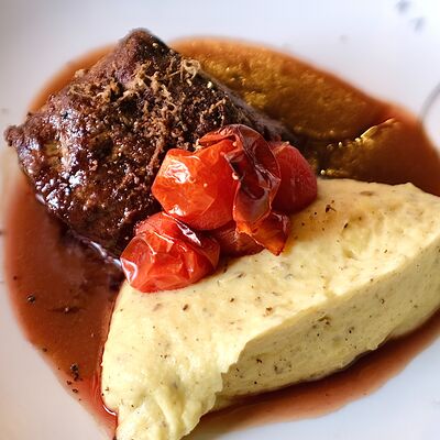 Стейк из говядины с соусом жю-лье и картофельным пюре с трюфельной пастой в ТЁРКА по цене 67 р.