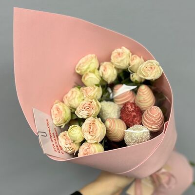 Букет с клубникой в шоколаде и кустовыми розами в Lovely Berry по цене 3590 ₽