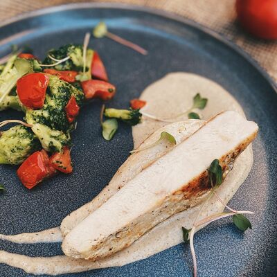 Куриное филе с брокколи и томатами в Гастробар DOM по цене 350