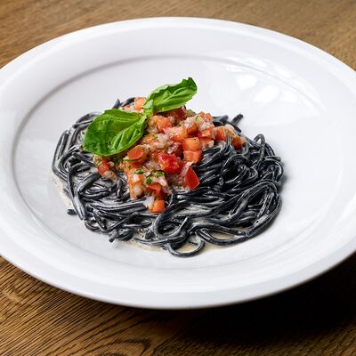 Черные спагетти с тартаром из креветки в Жуй по цене 35 р.