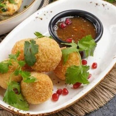 Сырные шарики с соусом чили-ткемали в Добрый Грузин по цене 570 ₽