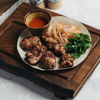 Шашлык из свинины с пряным томатным соусом на тонком лаваше в Русская рыбалка