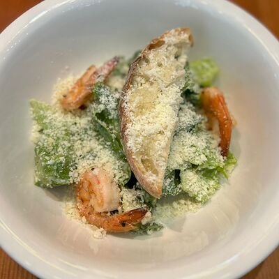 Салат Цезарь с креветками в Ранчо Grill & Bar по цене 780 ₽