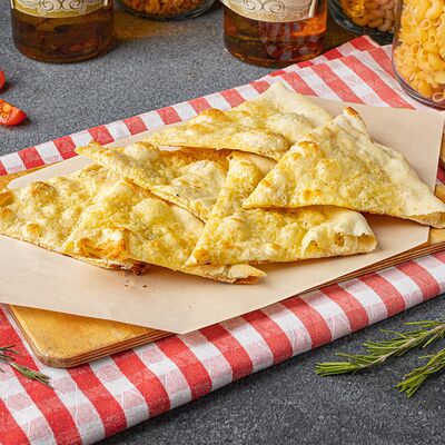 Фокачча с чесноком и пармезаном на тонком тесте в Моя Италия по цене 264 ₽