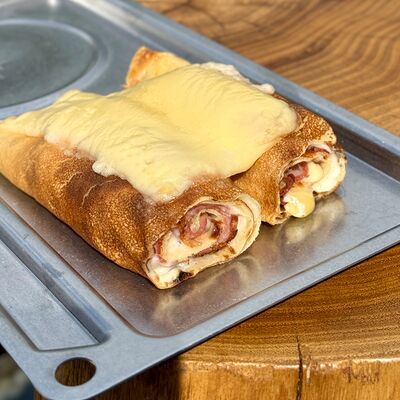 Блинчики с мясом, сыром и соусом бешамель в COFFEEKATE по цене 400 ₽