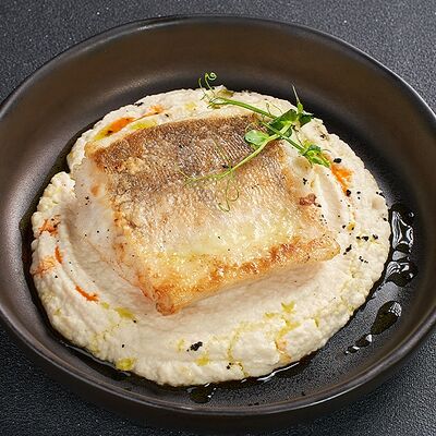 Филе судака с пюре из цветной капусты в Lafa Lounge по цене 780 ₽