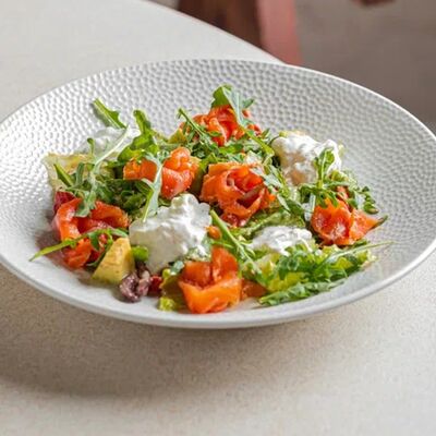 Салат со слабосолёной форелью и страчателлой в Особняк по цене 1060 ₽
