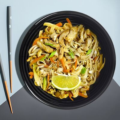 Лапша пад тай с курицей в Mad Chicken по цене 570 ₽