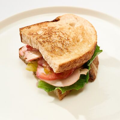 Сэндвич с копченой куриной грудкой в One Special по цене 570 ₽