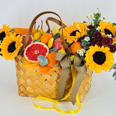 Корзина с подсолнухами и фруктамив Дарите красиво по цене 12599 ₽
