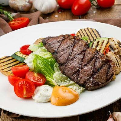 Салат Гризли Бифстейк в Grizzly Bar по цене 645 ₽