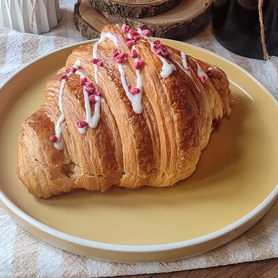 Круассан с малиной в Про Булки кафе-пекарня по цене 240 ₽