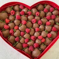 Сердце из клубники в шоколаде коричневое в Amambuket
