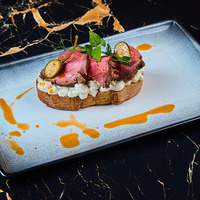 Брускетта с ростбифом под соусом вителло тоннато в Level kitchenbar