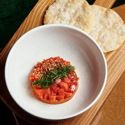 Тартар из кижуча с мухаммарой из печёных перцев, листьями кинзы и хрустящими чипсами в Булгаков по цене 680 ₽