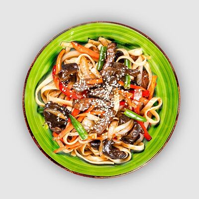 Говядина и грибы с лапшой удон в пикантном соусе в СУШИБОКС по цене 536 ₽
