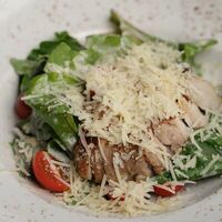 Листья романо с цыпленком в VERANDA BAR