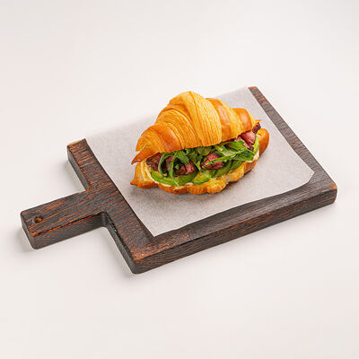 Круассан с ростбифом и авокадо в Сыроварня по цене 129000 сум